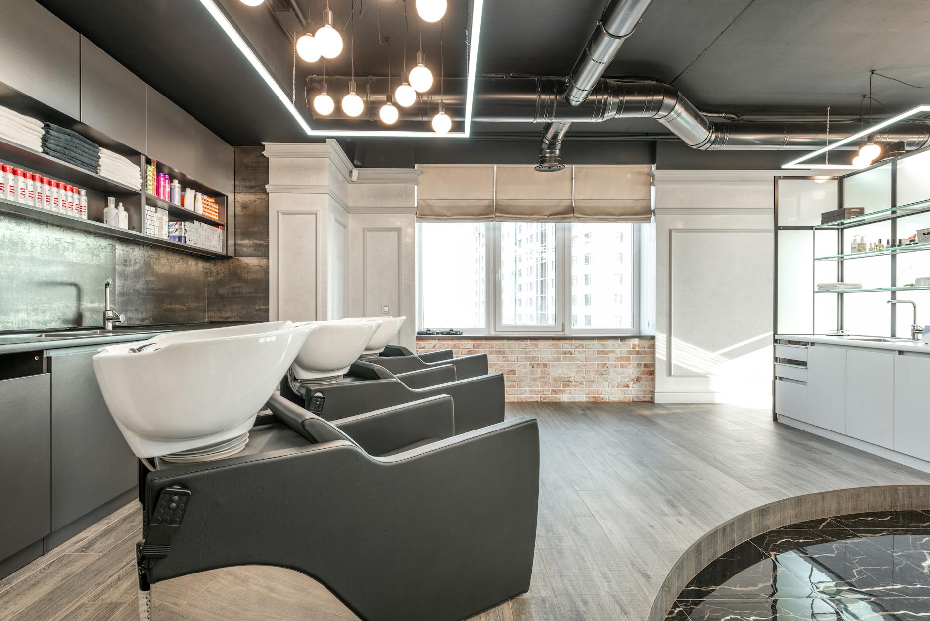 Camille Berton &mdash; Ma&icirc;tresse coiffeuse &middot; fondatrice &middot; Leo Poli Studio